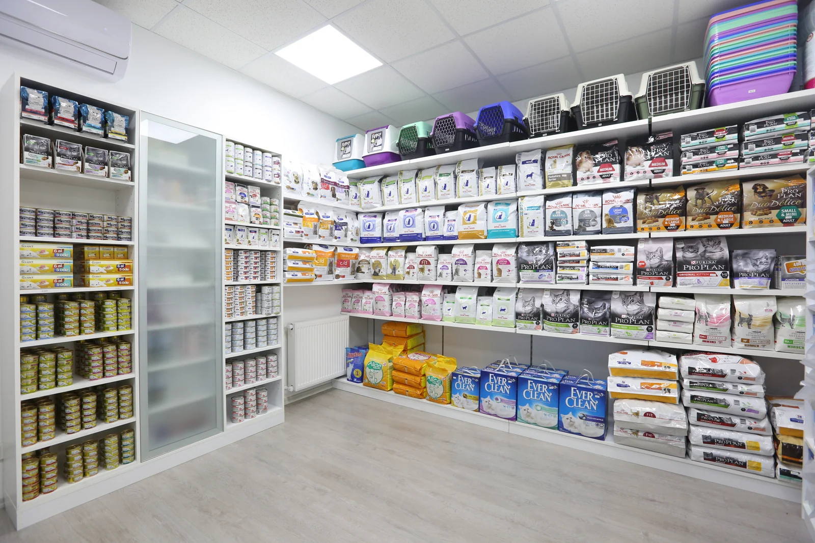 Puhu’da Royal Canin ve Hill’s mamaları ile kedi kumlarının bulunduğu raflar